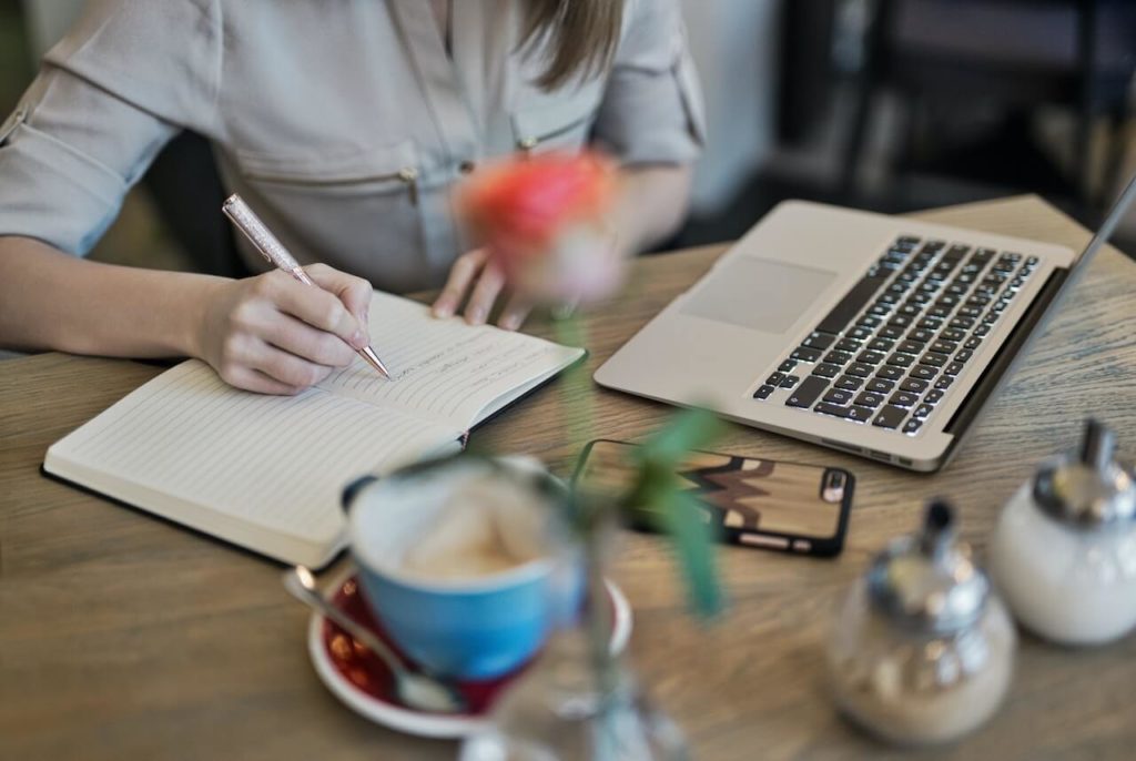 Femme entrain de faire de la création de contenu